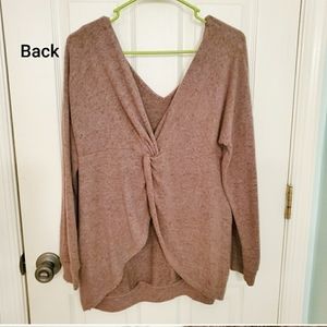 🥂 3 for 25.. Like new top with back detail